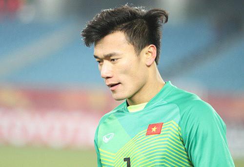 Choáng với mức lương hiện tại của thủ môn Bùi Tiến Dũng - 1