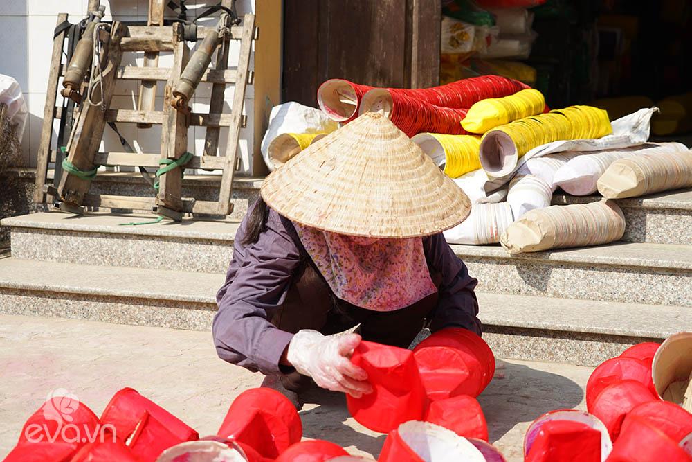 Những ngày giáp Tết, về thăm làng nghề làm vàng mã lớn nhất cả nước ở Bắc Ninh - 5