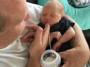 Yêu con - Mẹo hay giúp trẻ sơ sinh uống sữa dễ hơn được các mẹ "rần rần" mách nhau