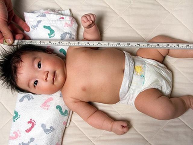 Cách đơn giản giúp mẹ biết con đang phát triển cân nặng, chiều cao bình thường