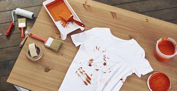 Quần áo mà dính sơn, cứ bôi 3 thứ này vào là sạch không tì vết - 1