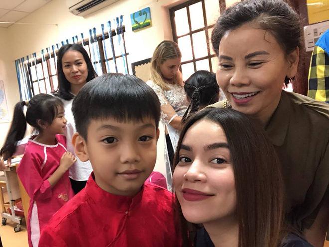 Hồ Ngọc Hà và mẹ đẻ cùng tới dự lễ hội Tết tại trường học của bé Subeo - 1