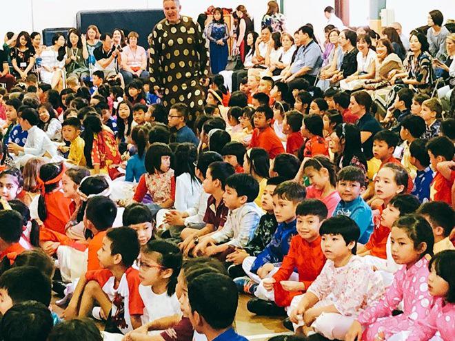 Hồ Ngọc Hà và mẹ đẻ cùng tới dự lễ hội Tết tại trường học của bé Subeo - 4