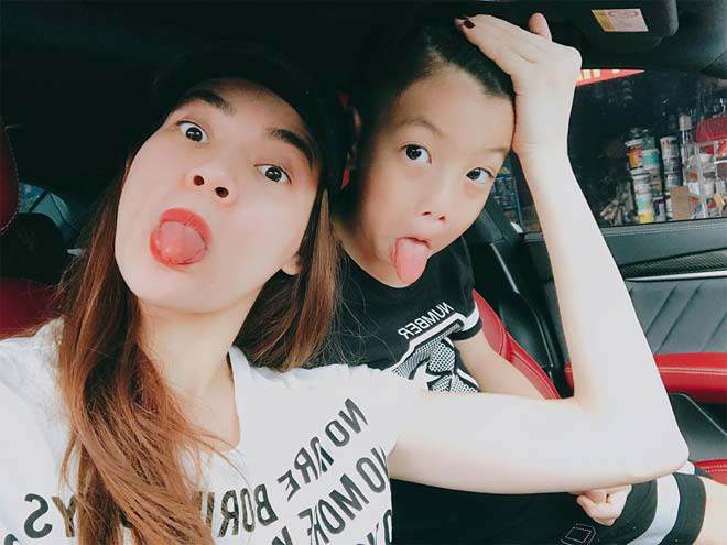 Hồ Ngọc Hà và mẹ đẻ cùng tới dự lễ hội Tết tại trường học của bé Subeo - 7