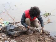 Tin tức - Chàng trai Tây nhặt rác và túi nilon làm sạch môi trường trong ngày Tết ông Công ông Táo