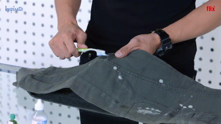 Quần áo mà dính sơn, cứ bôi 3 thứ này vào là sạch không tì vết - 2