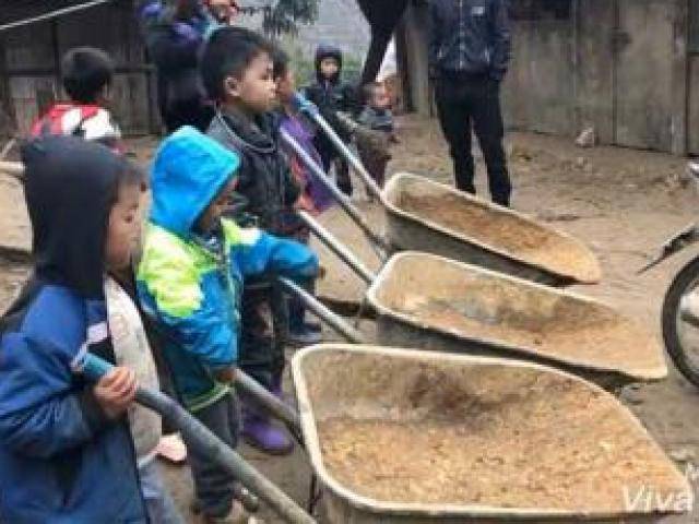 Giải đua xe đẩy vùng cao đầy tiếng cười của những cậu bé dân tộc