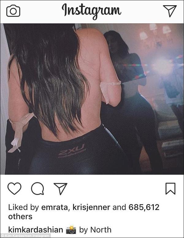 Nhờ con gái 4 tuổi chụp hình cởi đồ, Kim Kardashian bị mắng chửi thậm tệ - 1