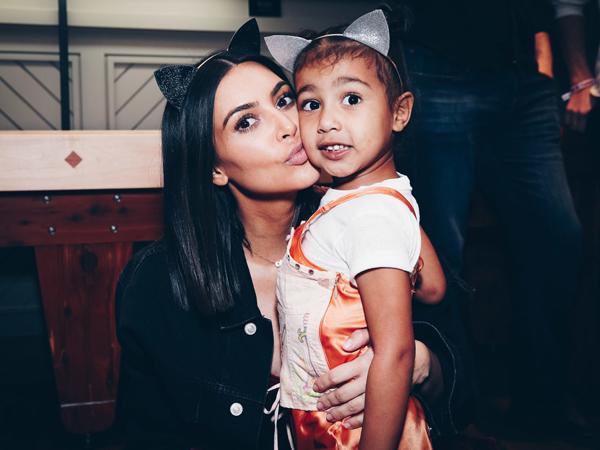 Nhờ con gái 4 tuổi chụp hình cởi đồ, Kim Kardashian bị mắng chửi thậm tệ - 3