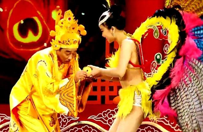 Lộ cảnh Vân Dung khóc lóc thảm thiết, bị kéo lê đi trong Táo Quân 2018 - 5