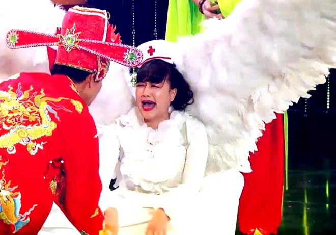 Lộ cảnh Vân Dung khóc lóc thảm thiết, bị kéo lê đi trong Táo Quân 2018 - 1