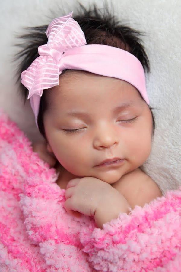 Không chỉ làm đẹp, đeo băng đô trên đầu cho trẻ sơ sinh còn có lợi ích bất ngờ - 1