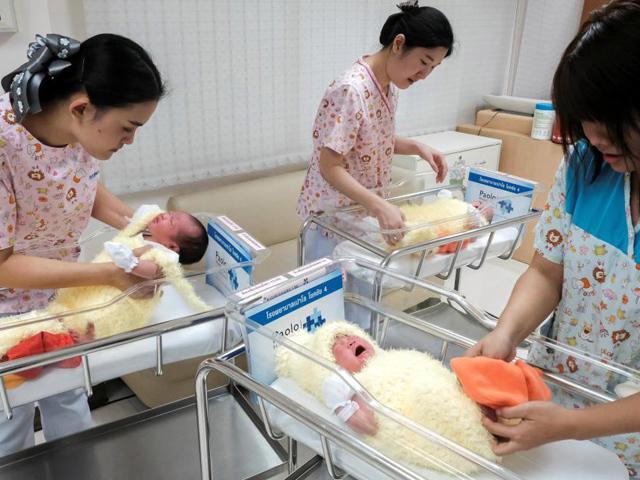 Nỗi lòng của mẹ sinh con đúng dịp Tết: Nghe tiếng pháo hoa, mẹ vừa ru con ngủ vừa khóc