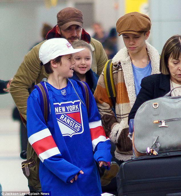 Đáng yêu như nhóc Harper Beckham mất 2 răng cửa vẫn cười tươi rói - 2