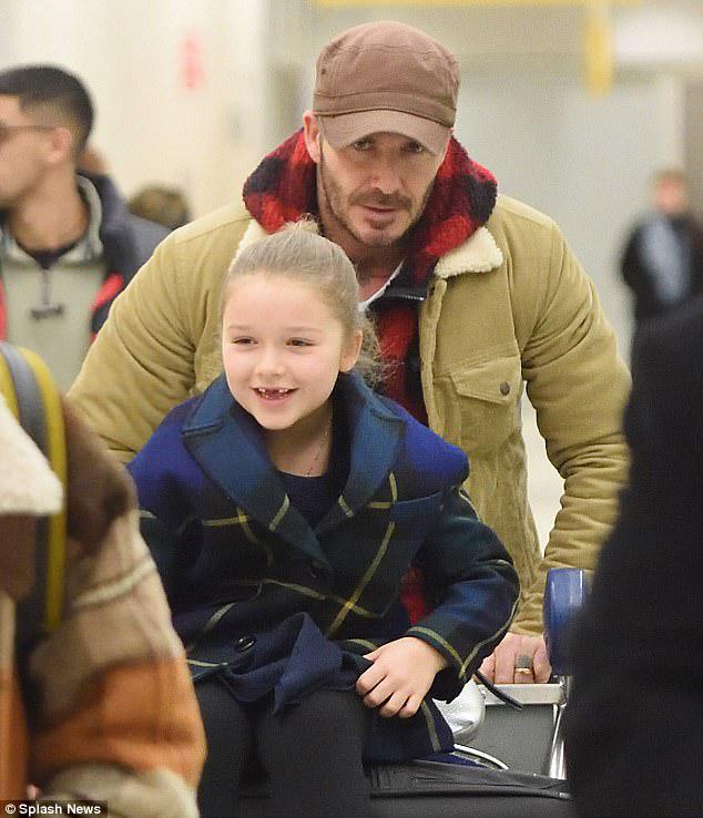 Đáng yêu như nhóc Harper Beckham mất 2 răng cửa vẫn cười tươi rói - 6