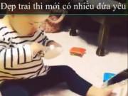 Clip Eva - Chết cười xem bé trai "điệu đà" đánh phấn trang điểm của mẹ