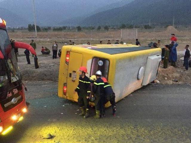 Lật xe khách chở 30 người từ TP.HCM về quê ăn tết, ít nhất 12 người thương vong