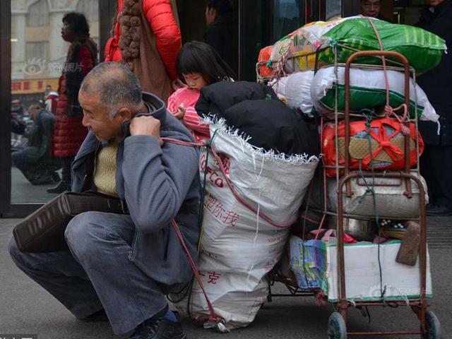 Triệu người về ăn Tết, người cha này lại vác 200kg hành lý lên thành phố đoàn tụ con trai
