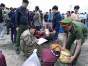 Tin tức - Lời kể nạn nhân vụ lật xe sáng 27 Tết: "Tài xế đang nghe điện thoại thì xe lật nhào..."