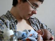 Làm mẹ - Người cha chuyển giới tự nuôi 2 con bằng bầu sữa của mình truyền cảm hứng cho hàng triệu người