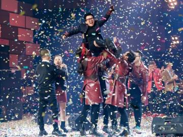 Phương Uyên được các học trò tung bổng lên trong đêm đăng quang show truyền hình