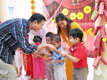 Trẻ vòi vĩnh, so bì tiền lì xì Tết, đây là cách chuyên gia khuyên cha mẹ nên làm!