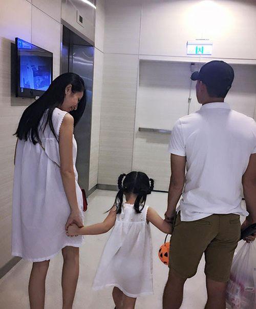 Thủy Tiên khoe ảnh con gái 5 tuổi đã lớn phổng phao, điệu đà đi sắm Tết - 3