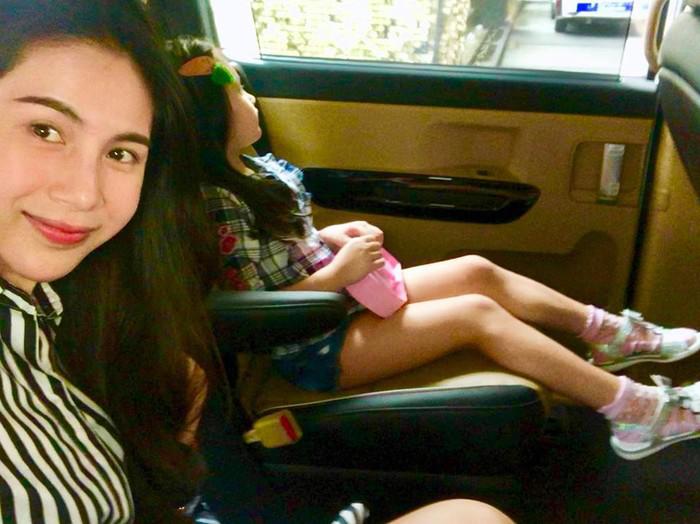 Thủy Tiên khoe ảnh con gái 5 tuổi đã lớn phổng phao, điệu đà đi sắm Tết - 1