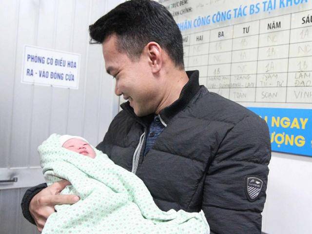 Giây phút đón con chào đời đúng thời khắc giao thừa, những ông bố hét lên vì xúc động