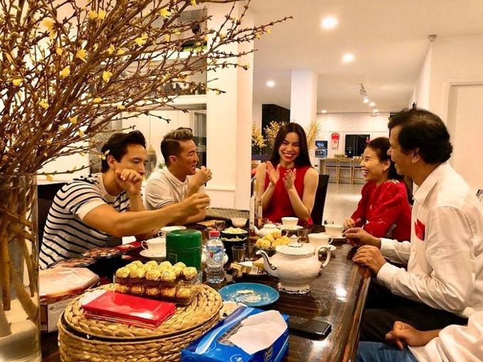 Kim Lý vui vẻ cõng Subeo đi du xuân cùng gia đình Hồ Ngọc Hà - 6