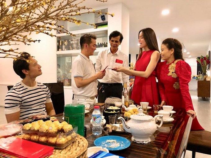 Kim Lý vui vẻ cõng Subeo đi du xuân cùng gia đình Hồ Ngọc Hà - 5