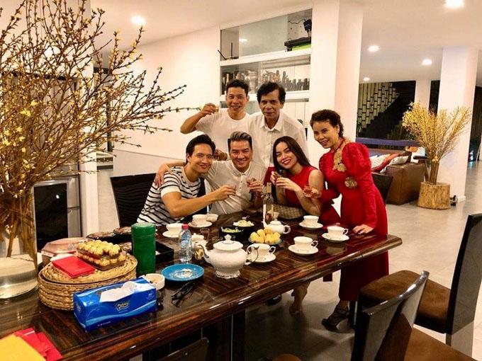Kim Lý vui vẻ cõng Subeo đi du xuân cùng gia đình Hồ Ngọc Hà - 7