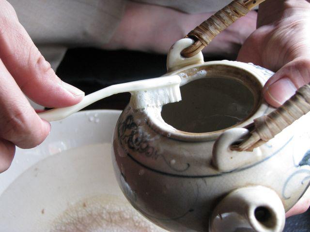 Đánh bay vết ố trên ấm chén ngày Tết chỉ trong "một nốt nhạc" với cafe, cát, kem đánh răng,...