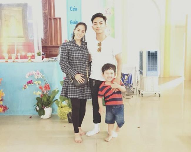 Khánh Thi khệ nệ bụng bầu 5 tháng đi chơi Tết cùng chồng con - 1