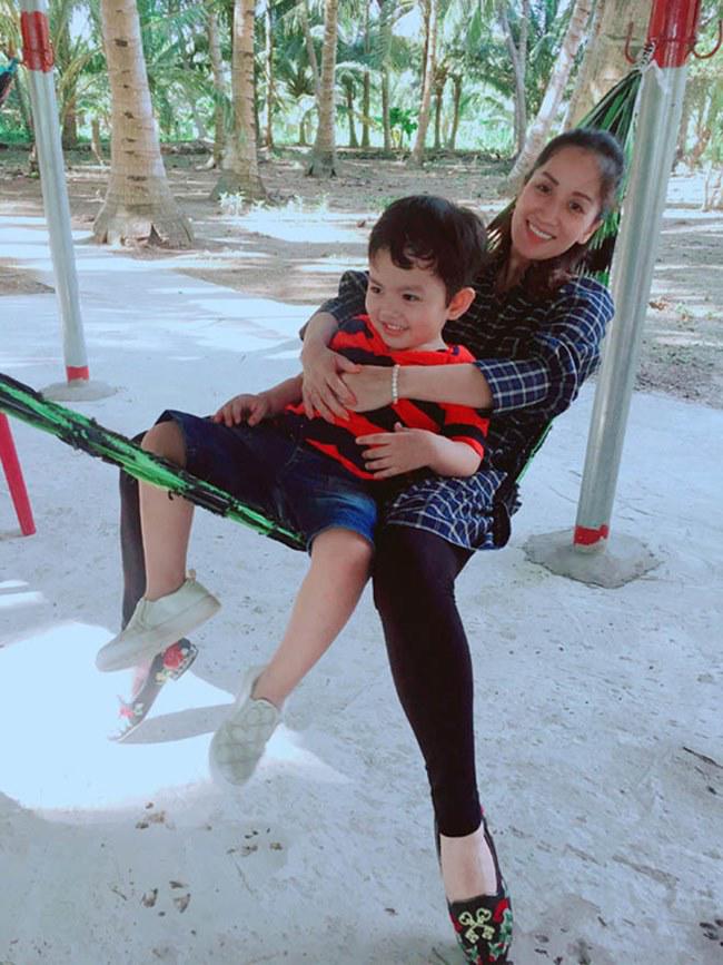 Khánh Thi khệ nệ bụng bầu 5 tháng đi chơi Tết cùng chồng con - 4