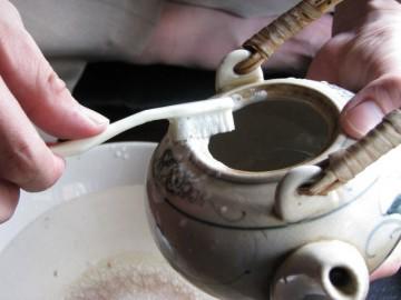 Đánh bay vết ố trên ấm chén ngày Tết chỉ trong một nốt nhạc với cafe, cát, kem đánh răng,...