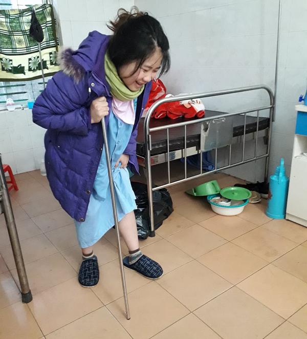 Xót xa cảnh mẹ 9x sau sinh mổ chống gậy tập đi chẳng khác nào cụ già - 3