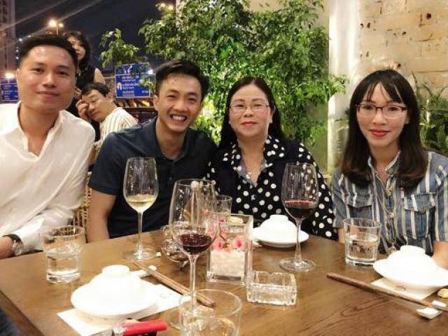 Mới công khai bên nhau dịp Valentine, Cường Đôla lại vui vẻ chụp ảnh cùng mẹ Đàm Thu Trang