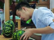 Bếp Eva - Chàng thợ xăm hình kiếm đậm dịp Tết nhờ rẽ tay ngang tỉa dưa cho khách