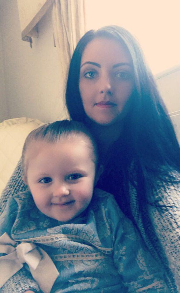 Bé gái 3 tuổi suýt mất tai vĩnh viễn chỉ vì đeo khuyên tai mua trên mạng - 1