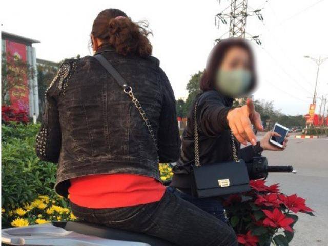 Hai cô gái đi SH trộm hoa công cộng mang về nhà để hái lộc