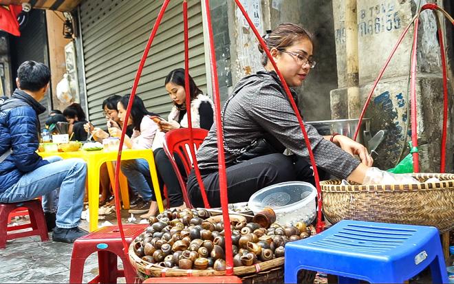 Dạo một vòng Hà Nội khảo giá bún ốc đầu năm, đắt đỏ nhưng vẫn nườm nượp khách - 9