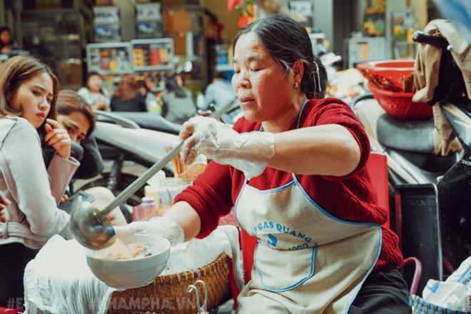 Dạo một vòng Hà Nội khảo giá bún ốc đầu năm, đắt đỏ nhưng vẫn nườm nượp khách - 2