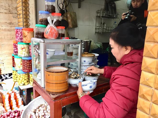 Dạo một vòng Hà Nội khảo giá bún ốc đầu năm, đắt đỏ nhưng vẫn nườm nượp khách - 6