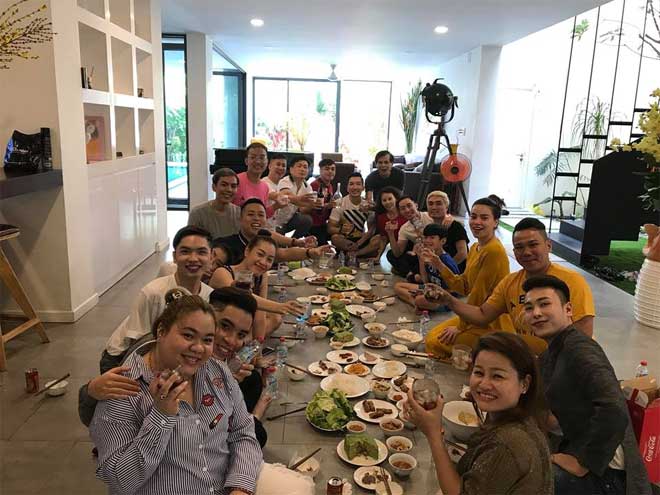 Kim Lý vui vẻ cõng Subeo đi du xuân cùng gia đình Hồ Ngọc Hà - 3