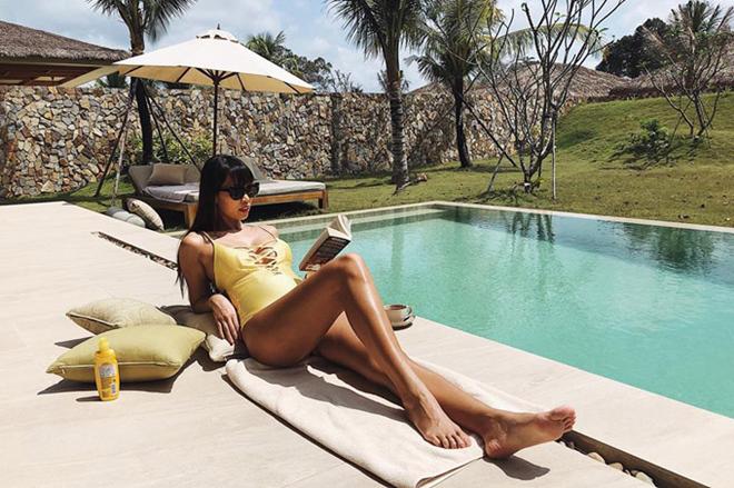 Hà Anh mặc bikini, khoe bụng bầu hơn 5 tháng trong chuyến nghỉ dưỡng cùng chồng Tây - 1