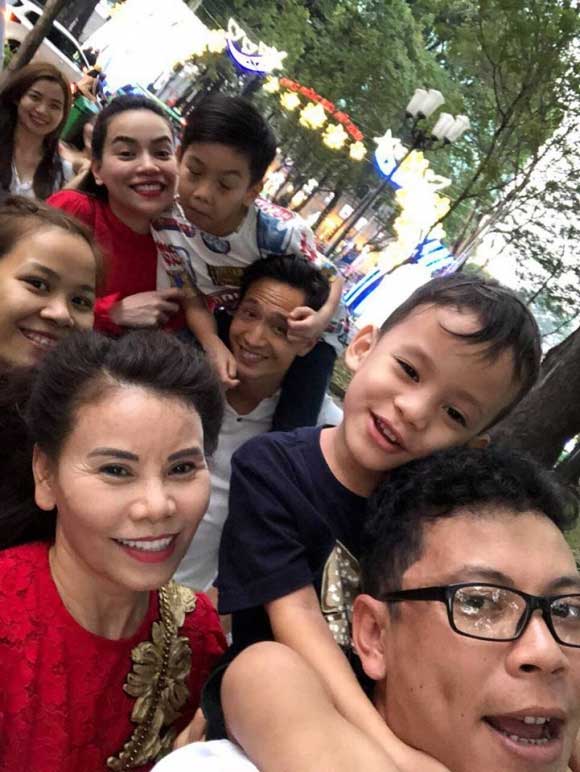 Kim Lý vui vẻ cõng Subeo đi du xuân cùng gia đình Hồ Ngọc Hà - 1