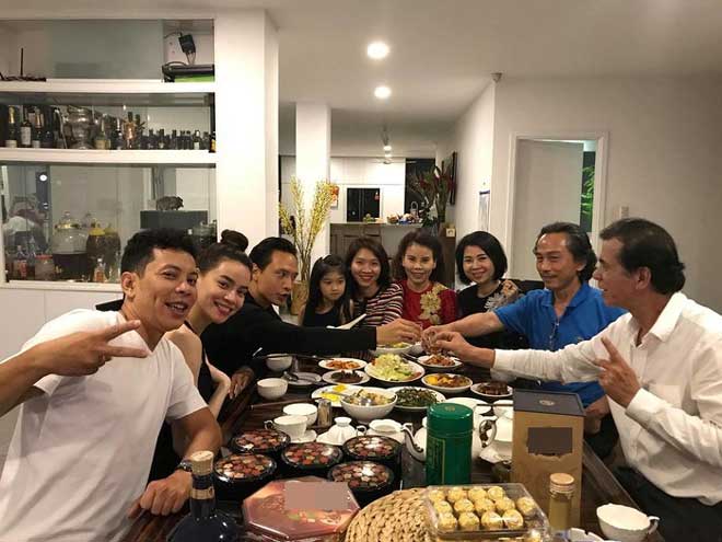 Kim Lý vui vẻ cõng Subeo đi du xuân cùng gia đình Hồ Ngọc Hà - 2