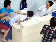 Tin tức - Bị nhắc nhở không được trèo lan can quay phim, chồng sản phụ đánh bác sĩ mổ đẻ cho vợ