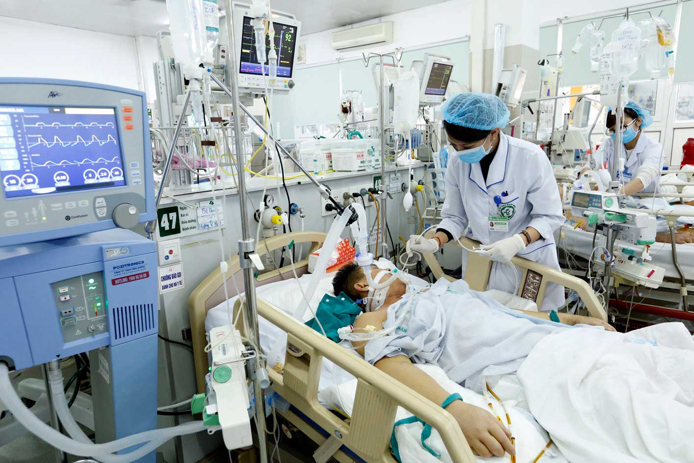 Tin tức 24h: Em bé đi bằng “4 chân”, sống nhờ bao cao su, băng vệ sinh giờ ra sao? - 3